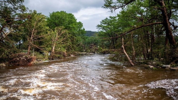 Baba Mtakatifu Leo XIV alitumia fursa hii kutuma salam zake za rambirambi kwa watu wote walioguswa na msiba huu mkubwa wa mafuriko huko Texas, nchini Marekani.