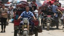 Sfollati palestinesi lasciano Khan Younis