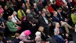 Delegierte beten im Juli 2025 auf der Generalsynode der Church of England in London