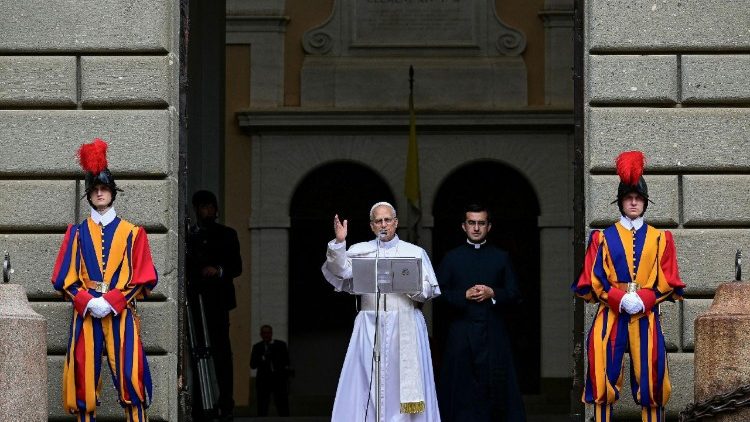 Il Papa sul portone del Palazzo Apostolico a Castel Gandolfo