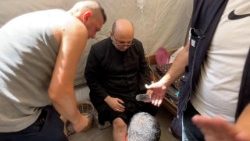O pároco de Gaza, padre Romanelli, recebe tratamento médico após o ataque à igreja da Sagrada Família