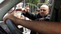 El párroco de Gaza, Romanelli, después de recibir atención médica tras el ataque a la iglesia de la Sagrada Familia