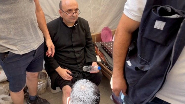 Bei einem Angriff auf das Gelände der katholischen Pfarrei „Heilige Familie“ im Norden des Gazastreifens am Donnerstagmorgen wurde auch der Pfarrer,  Gabriel Romanelli, verletzt