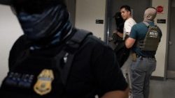 Ein Migrant wird von Beamten der Bundeseinwanderungsbehörde festgenommen