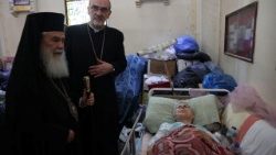 הקרדינל פיירבטיסטה פיצבאלה, והפטריארך היווני – אורתודוקסי של ירושלים תאופילוס ה-3, מבקרים בכנסייה של המשפחה הקדושה בעזה