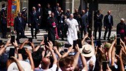 जुलाई में संत पापा अलबानो के संत पंखरासियुस गिरजाघऱ में मिस्सा कर बाहर निकलते हुए