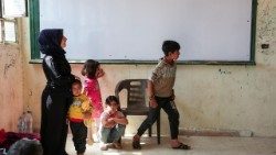 Famílias beduínas que deixaram a província de Sweida como parte de um acordo entre o governo sírio e militantes drusos na província de Deraa