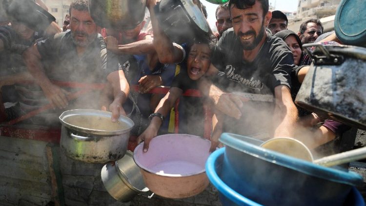 गाजा सिटी में चैरिटी किचन से भोजन प्राप्त करने के लिए फिलिस्तीनी प्रतीक्षा कर रहे हैं