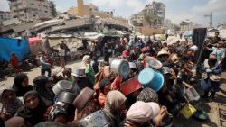 உணவுக்காகக் காத்திருக்கும் காசா மக்கள்