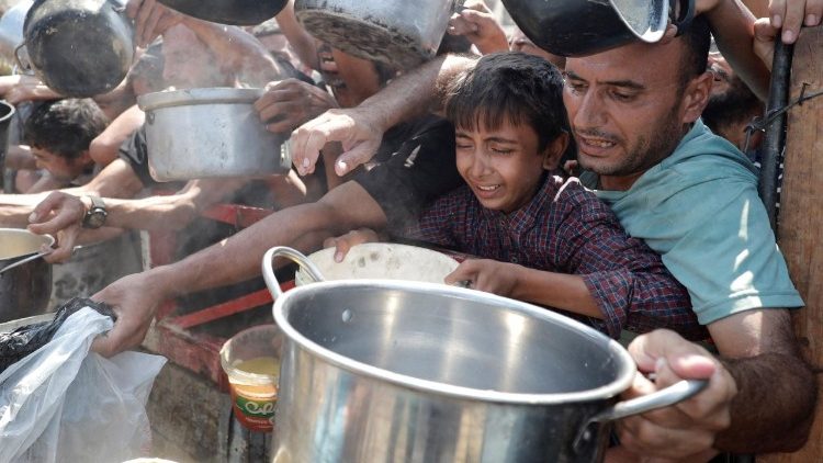 Palästineser drängen sich in Gaza City, um Hilfsgüter zu empfangen