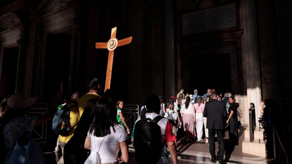 Jovens peregrinos passam pela Porta Santa da Basílica de São Pedro durante o Jubileu da Juventude, no Vaticano, em 29 de julho de 2025. REUTERS/Remo Casilli