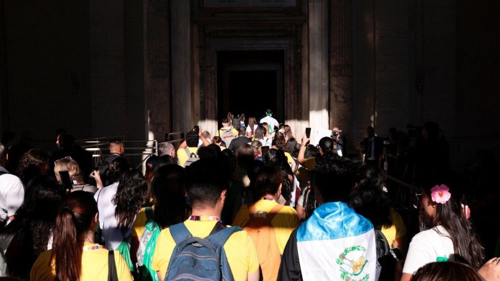Jovens peregrinos fazem fila para passar pela Porta Santa da Basílica de São Pedro durante o Jubileu da Juventude, no Vaticano, em 29 de julho de 2025. REUTERS/Remo Casilli