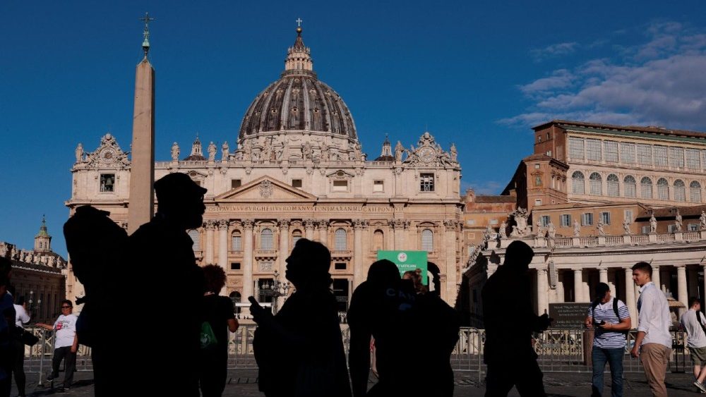 Pessoas caminham perto da Basílica de São Pedro durante o Jubileu da Juventude, visto de Roma, Itália, em 29 de julho de 2025. REUTERS/Remo Casilli