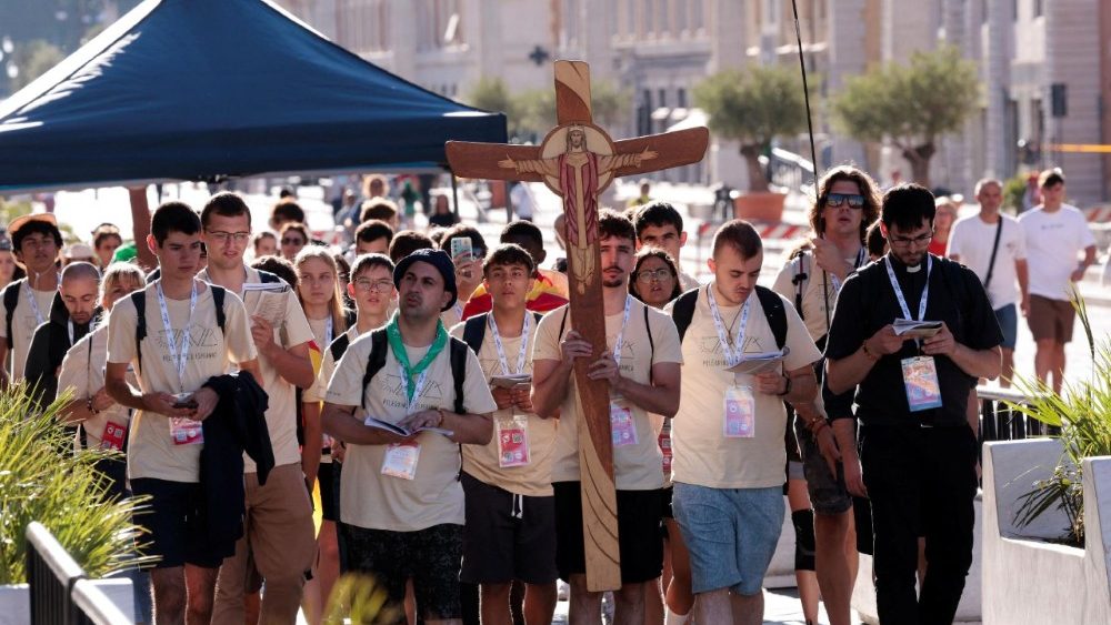 Pessoas caminham pela Via della Conciliazione durante o Jubileu da Juventude, visto de Roma, Itália, em 29 de julho de 2025. REUTERS/Remo Casilli