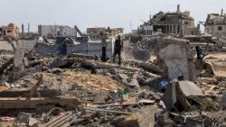 गज़ा में ध्वस्त इमारत