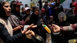 உணவின்மையால் துன்புறும் காசா மக்கள் 