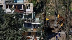 Kyiv, uno degli edifici compiti dai droni russi