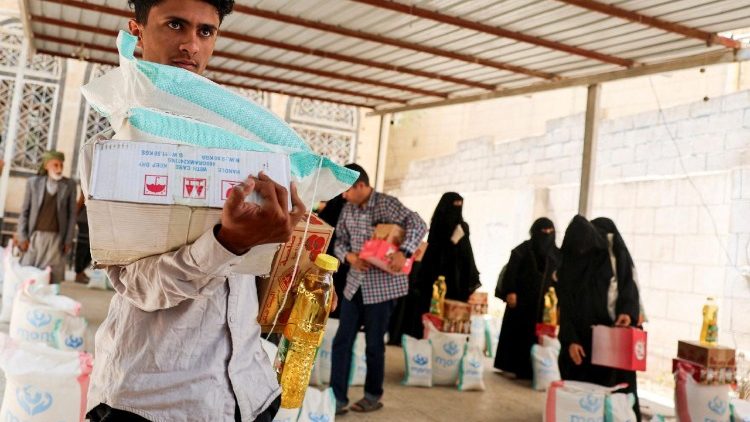 Point de distribution d'aide alimentaire au Yémen.