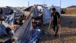 Un niño herido camina en la zona de Jan Yunis después de la última incursión israelí en el sur de la Franja de Gaza