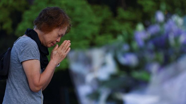 Uma mulher reza em frente ao memorial das vítimas de Hiroshima