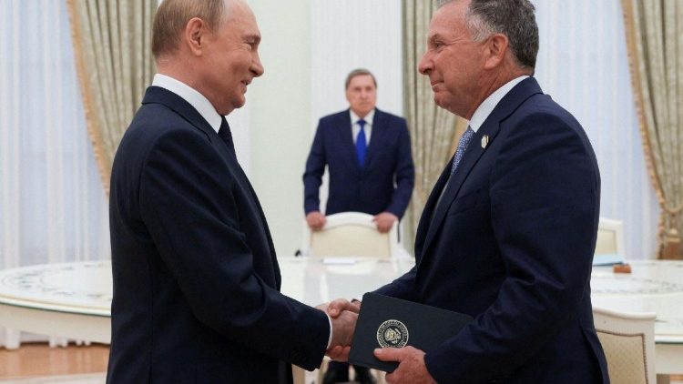 Il presidente russo, Vladimir Putin, e l'inviato Usa, Steve Witkoff, oggi al Cremlino