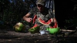 Un soldato ucraino in un momento di tranquillità sulla linea del fronte nei pressi di Pokrovsk, dove sono ripresi i combattimenti
