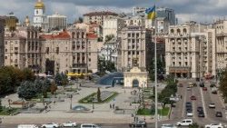 मध्य कीव में यूक्रेनी राजधानी के स्वतंत्रता चौक का एक दृश्य