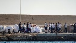 लम्पेदूसा, नाटकीय नाव दुर्घटना में कम से कम छब्बीस लोग मारे गए।