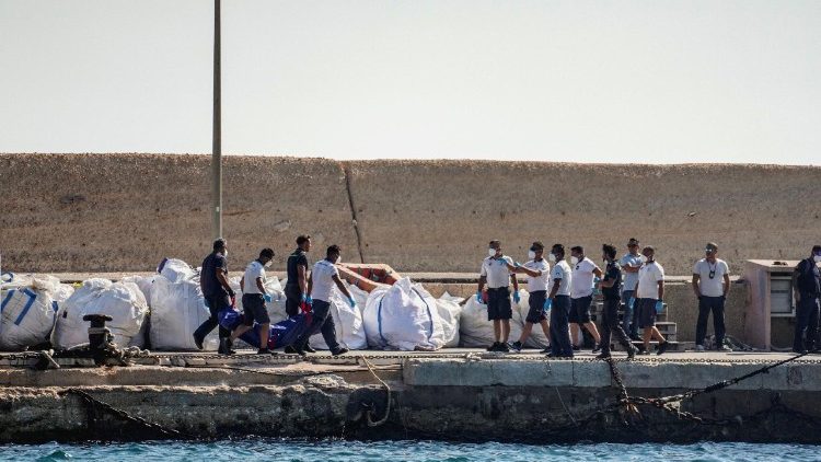 लम्पेदूसा, नाटकीय नाव दुर्घटना में कम से कम छब्बीस लोग मारे गए।