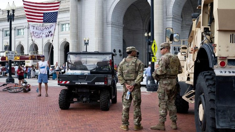 A Washinton il presidente USA Donald Trump aumenta lo schieramento delle forze di sicurezza in vista dell'arrivo di Zelensky e dei leader europei