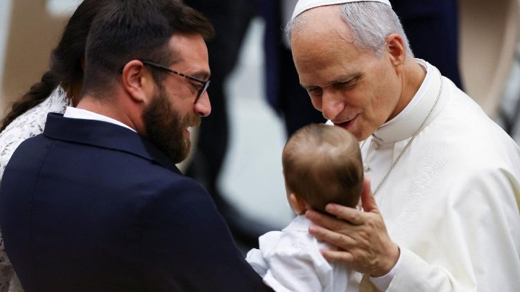 आमदर्शन समारोह में परिवारों से मुलाकात करते संत पापा फ्राँसिस