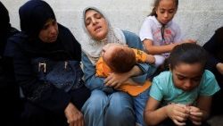 फिलीस्तीनी बच्चे और  वयस्क इस्राएल के हमले के बाद अंतिम संस्कार में भाग लेते हुए