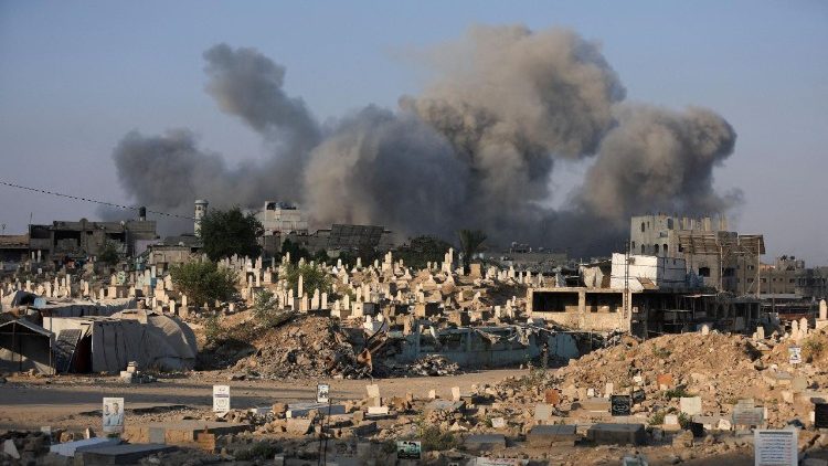 l fumo si alza dopo un attacco israeliano, nella città di Gaza