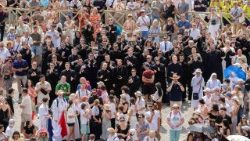 Az Észak-amerikai Pápai Kollégium tagjai a Szent Péter téren