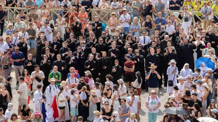 Az Észak-amerikai Pápai Kollégium tagjai a Szent Péter téren