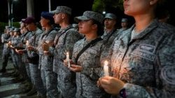 Vigilia en un sitio cercano a un ataque con bomba a un vehículo de carga atribuido a disidentes de las FARC, en Cali