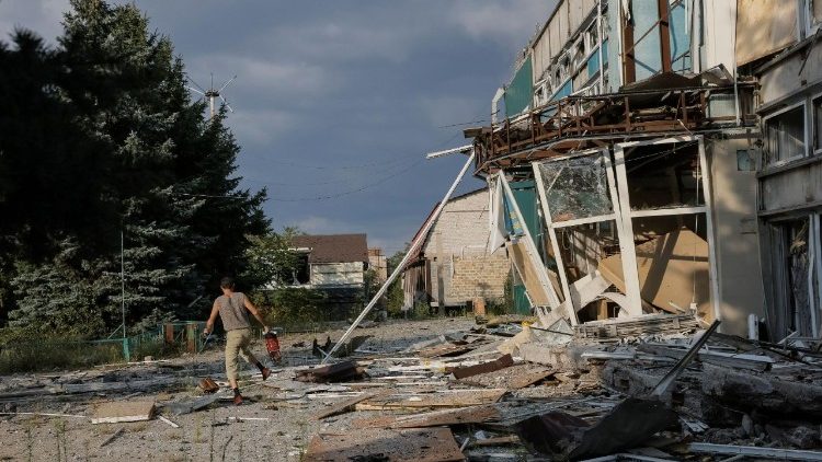 Un edificio danneggiato nella città di Kostiantynivka, nella regione del Donetsk