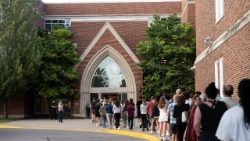 अमरीका के मिनियापोलिस स्थित एक काथलिक गिरजाघर में प्रार्थना के लिए जाते लोग