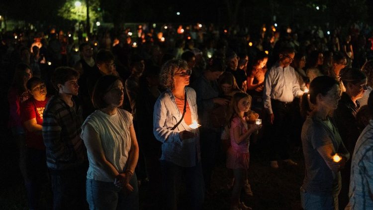 Veillée de prière à Minneapolis, après la fusillade à l'école de l'Annonciation (Tim Evans).
