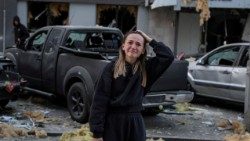 Reação de jovem ucraniana diante de um prédio que abriga a filial local do British Council, enquanto ela está no local de um prédio de apartamentos atingido por ataques de drones e mísseis russos, em meio ao ataque da Rússia à Ucrânia, em Kiev, Ucrânia, em 28 de agosto de 2025. REUTERS/Stringer