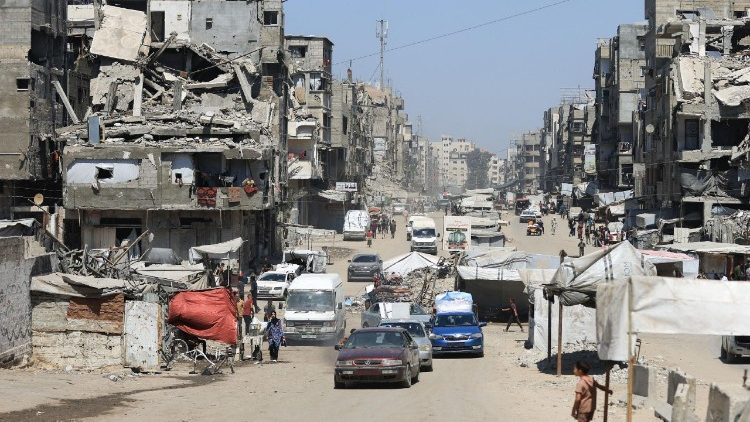 Displaced Palestinians flee from one area to another within Gaza City, amid the ongoing Israeli offensive