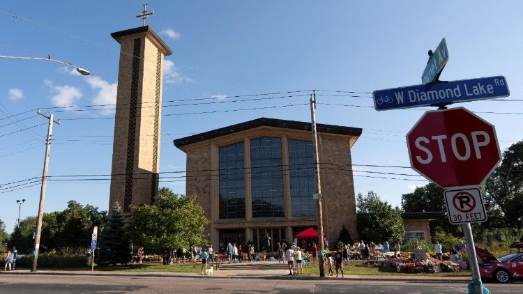 Nhà thờ giáo xứ Truyền Tin ở Minneapolis, nơi xảy ra vụ xả súng khiến 2 học sinh thiệt mạng