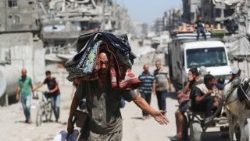 Displaced Palestinians make their way as they flee amid an Israeli military operation in Gaza City