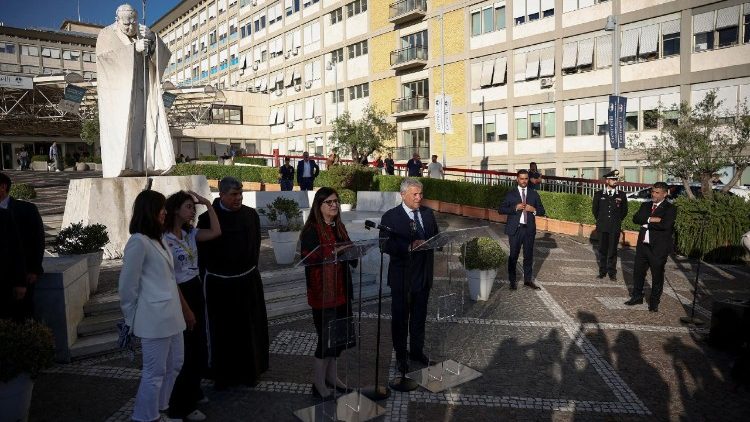 Varsen Aghabekian e Antonio Tajani no Hospital Gemelli, em Roma