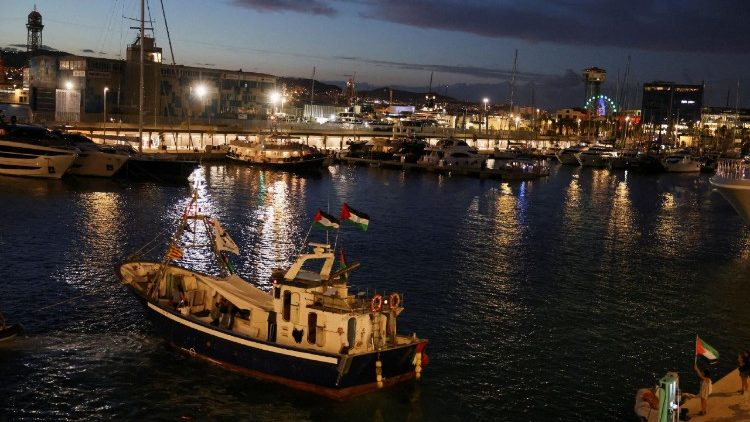 La Global Sumud Flotilla a largo di Barcellona