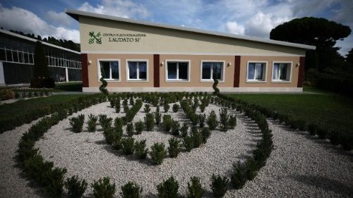 Eines der neuen Gebäude im Laudato Si-Dorf