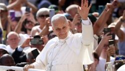 வத்திக்கான் வளாகத்தில் திருத்தந்தை பதினான்காம் லியோ 