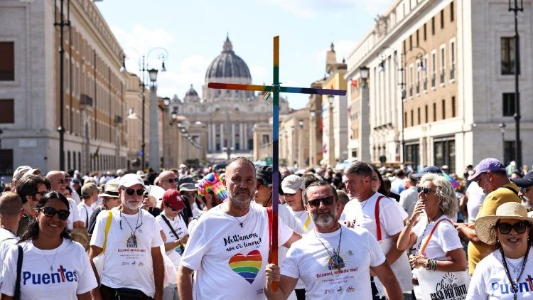 Gemeinsam für Vielfalt  - Teilnehmer der internationalen LQBTQ-Wallfahrt vor dem Vatikan