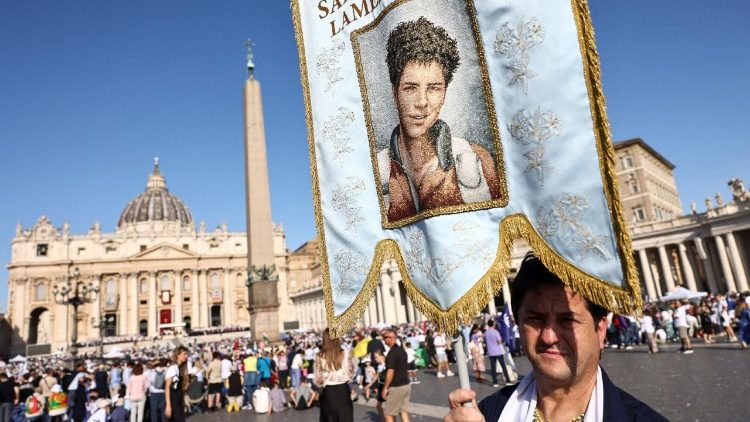 Pilger hielten Bildnisse der neuen Heiligen hoch