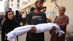 गजा शहर में, डॉक्टरों के अनुसार, रात में इस्राएली हमलों में मारे गए फिलिस्तीनियों का अंतिम संस्कार किया गया।